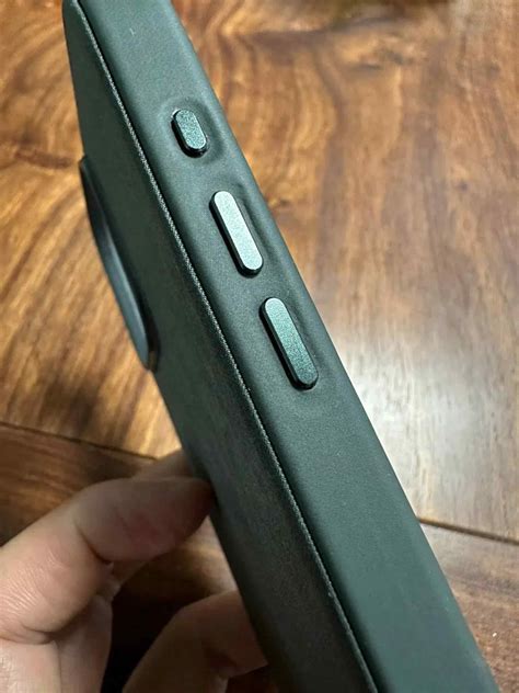 Nowe ekologiczne etui FineWove dla iPhone 15 i 15 Pro pokazane z bliska