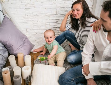 Mãe O Positivo E Pai A Positivo - Jovem casal feliz, pai positivo e mãe sorridente, sentados no chão com ...