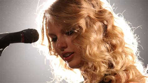 Taylor Swift's 'Fearless (Taylor's Version)' Rebounds to Number One