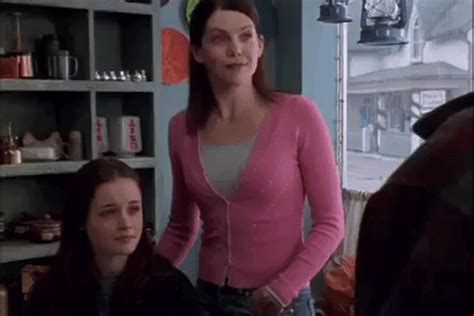 esse site fez quase todos os gifs de gilmore girls possiveis claudia