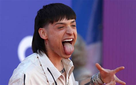 Peso Pluma sorprende con un radical cambio de look y anuncia nuevo