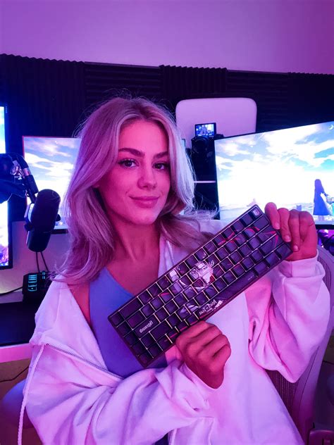 Lulu with a higround custom keyboard : r/LuluLuvely