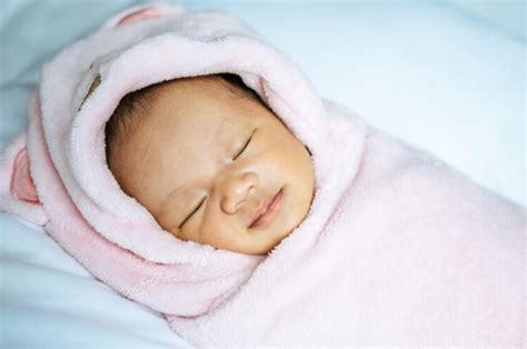 rangkaian nama bayi perempuan nuansa arab huruf   lengkap  arti