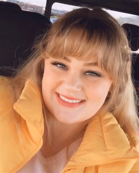 Adelina Manaut | LMFAOOOOO swipe to see what a global pandemic, walking