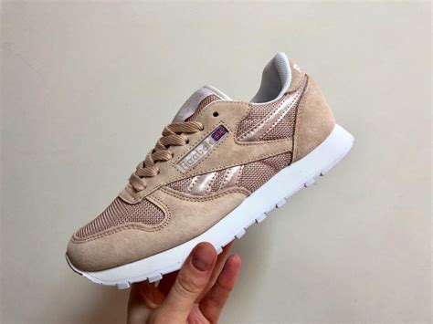 Купить пудровые кроссовки Reebok Classic в СПб от официального ...