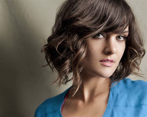Download Frankie Shaw striking a pose during a photoshoot Wallpaper