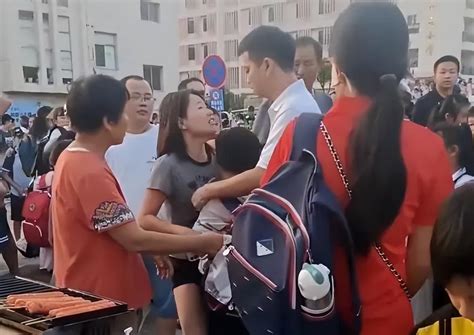 夫妻离婚在校门口抢孩子，孩子大哭，大家如何看待此事？ - 知乎