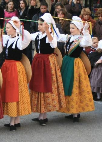 Roupas Tradicionais Da França - Traje nacional da França (44 fotos): roupa tradicional feminina ...