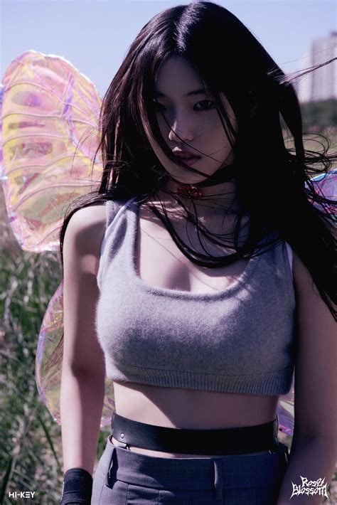 H1-KEY - 'Roses Blooming Between Buildings'(Rose Blossom) M/V ⋆ Girl