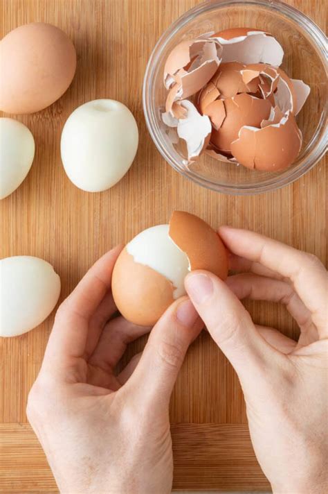 how to peel cooked eggs easily