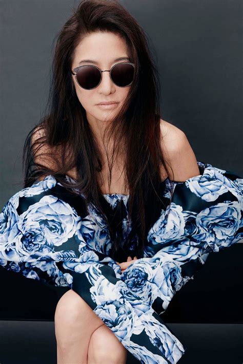 Download The majestic Vera Wang, styling fashion-forward sunglasses