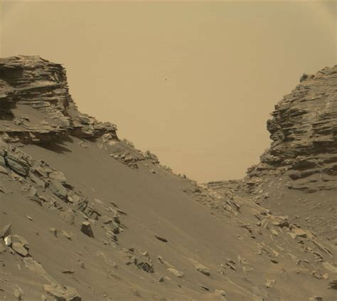 NASA's Curiosity rover just took the most incredible pictures yet of the Martian surface ...