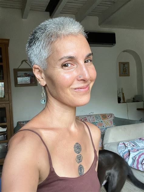 Expert stylists explain why fine hair very short pixie haircuts work 21