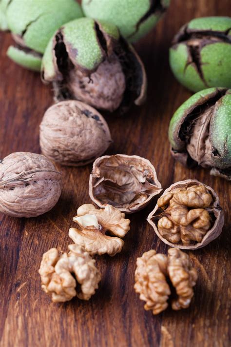 How Many Walnuts Should You Eat in a Day? - Healthier Steps