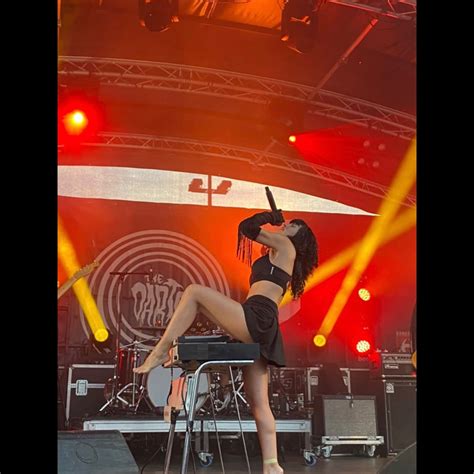 Nicole Laurenne's feet