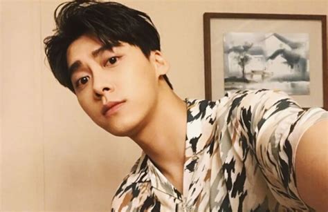 Li Yifeng Seen at Airport – JayneStars.com