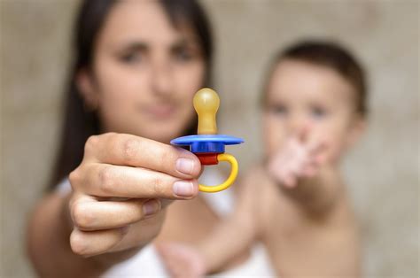 Criança Com Chupeta - Chupeta pode causar 'mordida aberta' na criança