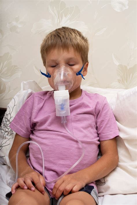 Doença Respiratória Em Criança - Uma criança com uma doença do sistema respiratório é tratada por ...
