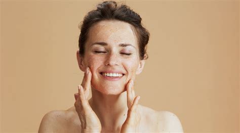 SPF 30 vs SPF 50: Your Complete Guide to Choosing Sunscreen