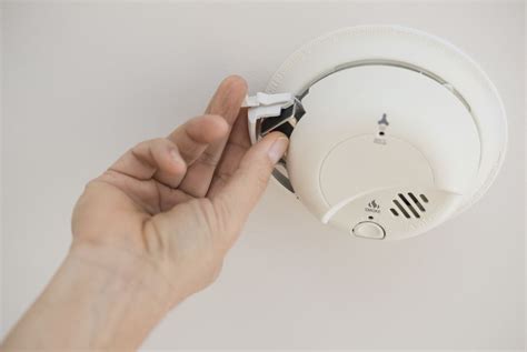 How to Replace the Battery in Your Smoke Detector - USA House Life