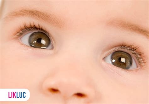 Cor dos olhos do bebê antes e depois: entenda o processo