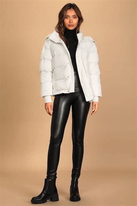 40+ White Puffer Jacket Outfit Ideas For Women [2024]: Cute Ways To ...