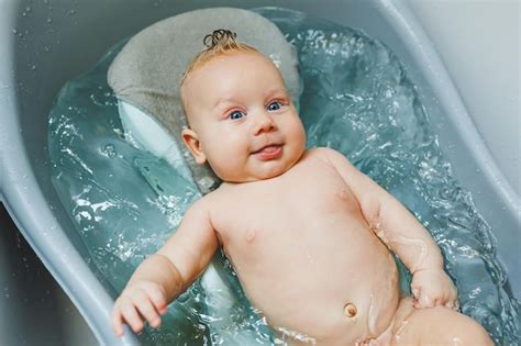 Premium Photo | Babys first baths Caring for a newborn baby Bathing a ...