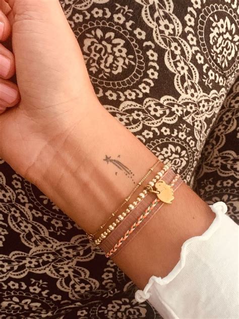 tattoo handgelenk sternschnuppe tatouage tatouagefemme dainty tattoos