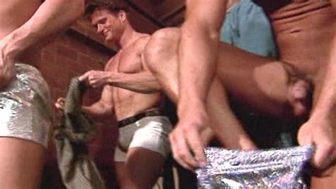 NUDE FASHION SHOW- Muscle Models Strip - Vidéos Porno Gratuites Gay