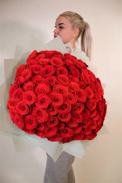 101 роза Нина в упаковке (50 см) | Цветочная лавка Flowery