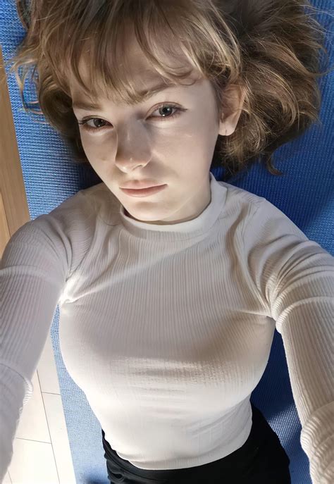 Big Boobs lying down (HQ) : r/EllaFreya