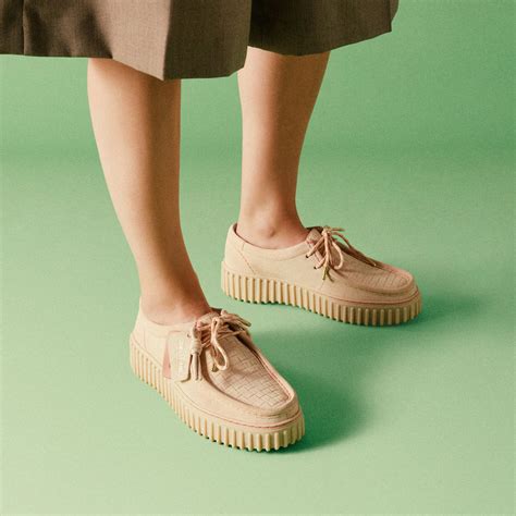 Womens Torhill Bee Ecru Suede Wallabee | Clarks