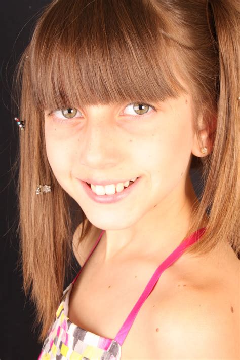 Angelina Teen Model: 13) PEQUENO GÉNIO - ESCADA