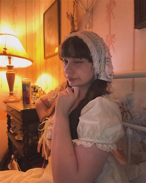 ♥ 𝒟𝑜𝓁𝓁𝓎 𝑀𝑜𝓃𝓇𝑜𝑒 ♥ (@porcelainmilkbottle) • Instagram photos and videos