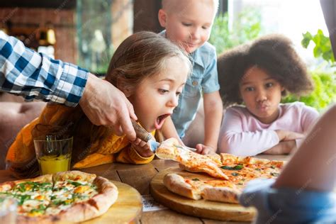 Criança Comendo Pizza - Aproxime as crianças com uma pizza deliciosa | Foto Grátis