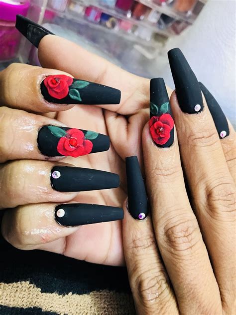 Uñas Acrilicas Negras Con Rosa - Uñas negras 2020 - Blogmujeres.com ...