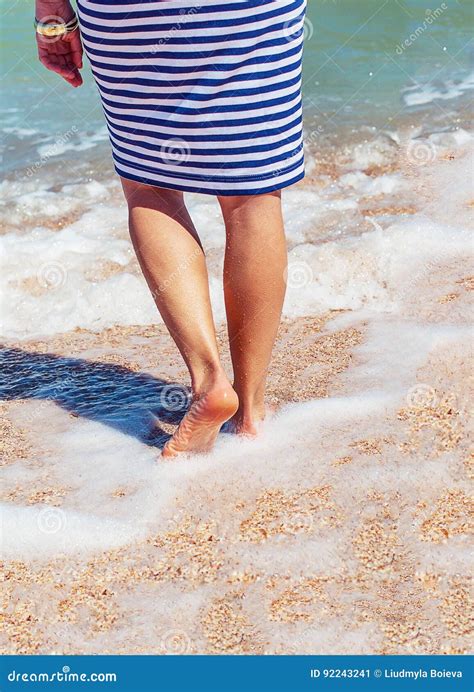 Женские ноги на пляже Ноги девушки в Striped платье в море Женские ноги ...