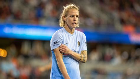 Houston Dash signs former Canada midfielder Sophie Schmidt to extension