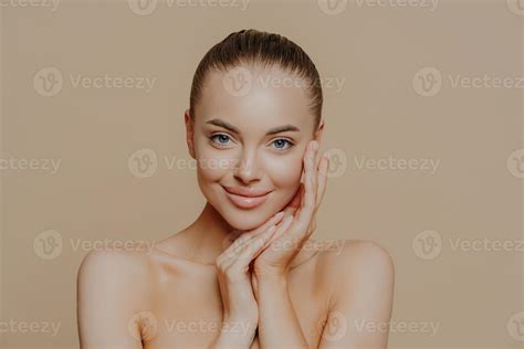 retrato de belleza natural. foto de mujer joven disfruta de una piel