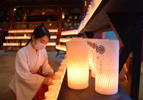 新型コロナ 1300本のろうそく、感染の終息願い 石清水八幡宮・祈願祭 ／京都 | 毎日新聞