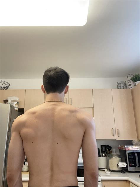 My left shoulder is a little lower than my right : r/PostureTipsGuide