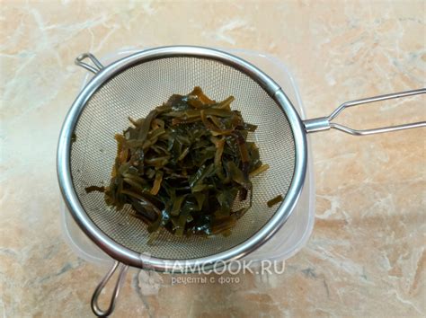 Салат из морской капусты с яйцом и горошком — рецепт с фото пошагово
