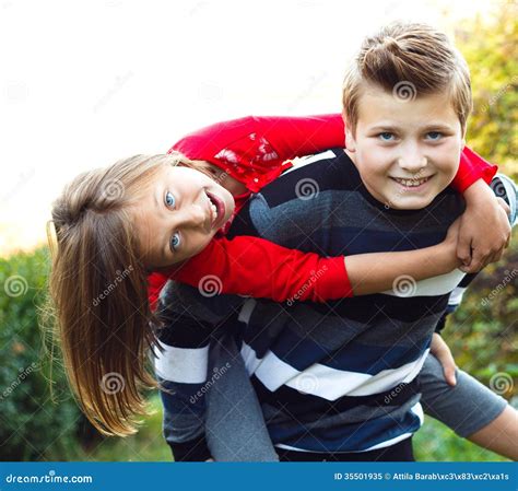 El Jugar Con Mi Pequeña Hermana Imagen de archivo - Imagen de hermano