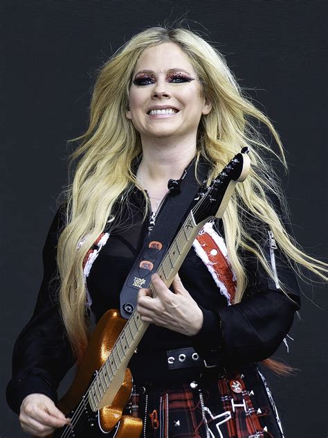 What Happened To Avril Lavigne? The Untold Story Revealed - Rising Net
