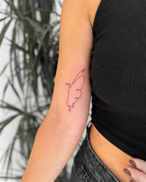 Tatuagem De Cavalo Feminina Delicada - Tatuagem de cavalo feminina: inspirações para mulheres fortes e resistentes