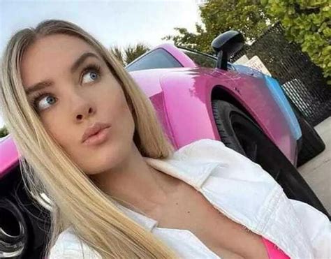 Горячая теннисистка засветила свои прелести в сексуальном белье возле ...