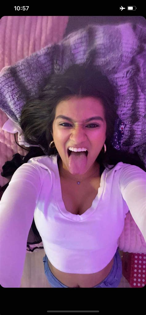 Kitty with long tongue : r/TongueTastic