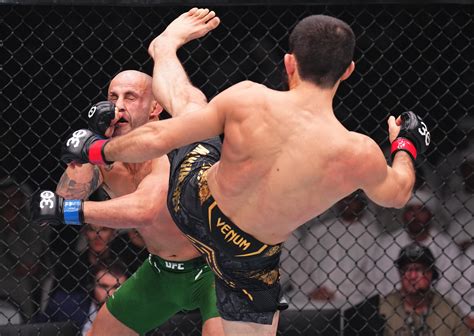 UFC 294 results: Islam Makhachev stops Alexander Volkanovski with