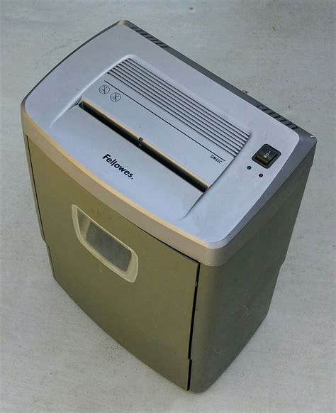 Fellowes DM65C 7-sheet confetti paper shredder for Sale in San Mateo