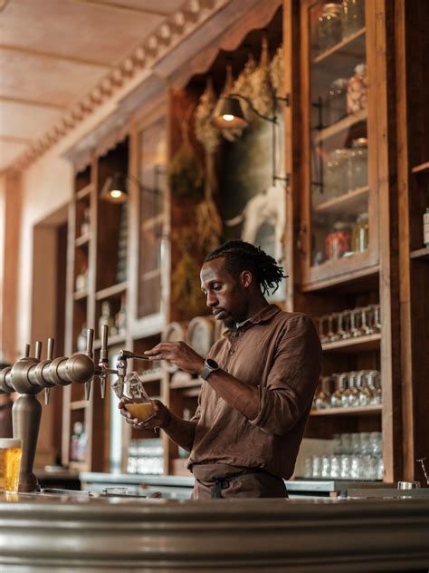 David Ellis reviews the Hero: Is this the world’s most beautiful pub